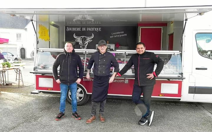 L’équipe de la Boucherie du Pacifique sur un marché ambulant du Finistère.