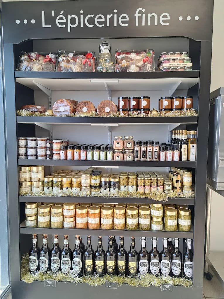 Rayon épicerie fine de la Boucherie du Pacifique : conserves, condiments et produits de saison.