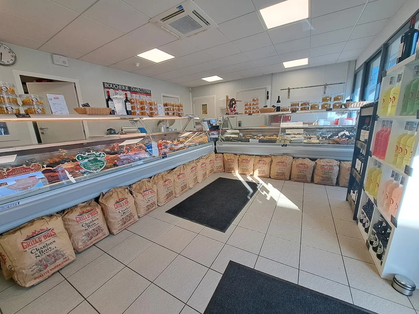 Comptoir de la Boucherie du Pacifique avec le taureau peint et la devise « L’excellence est notre priorité ».