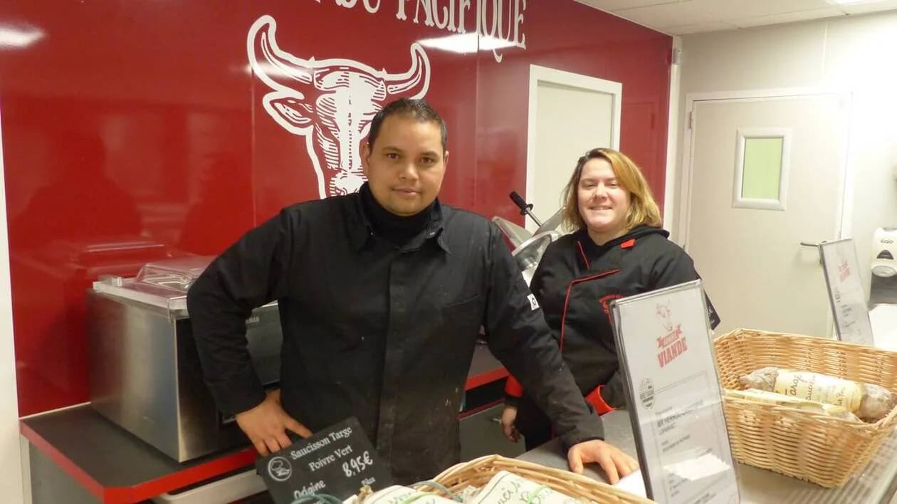 Les artisans de la Boucherie du Pacifique au travail au comptoir.